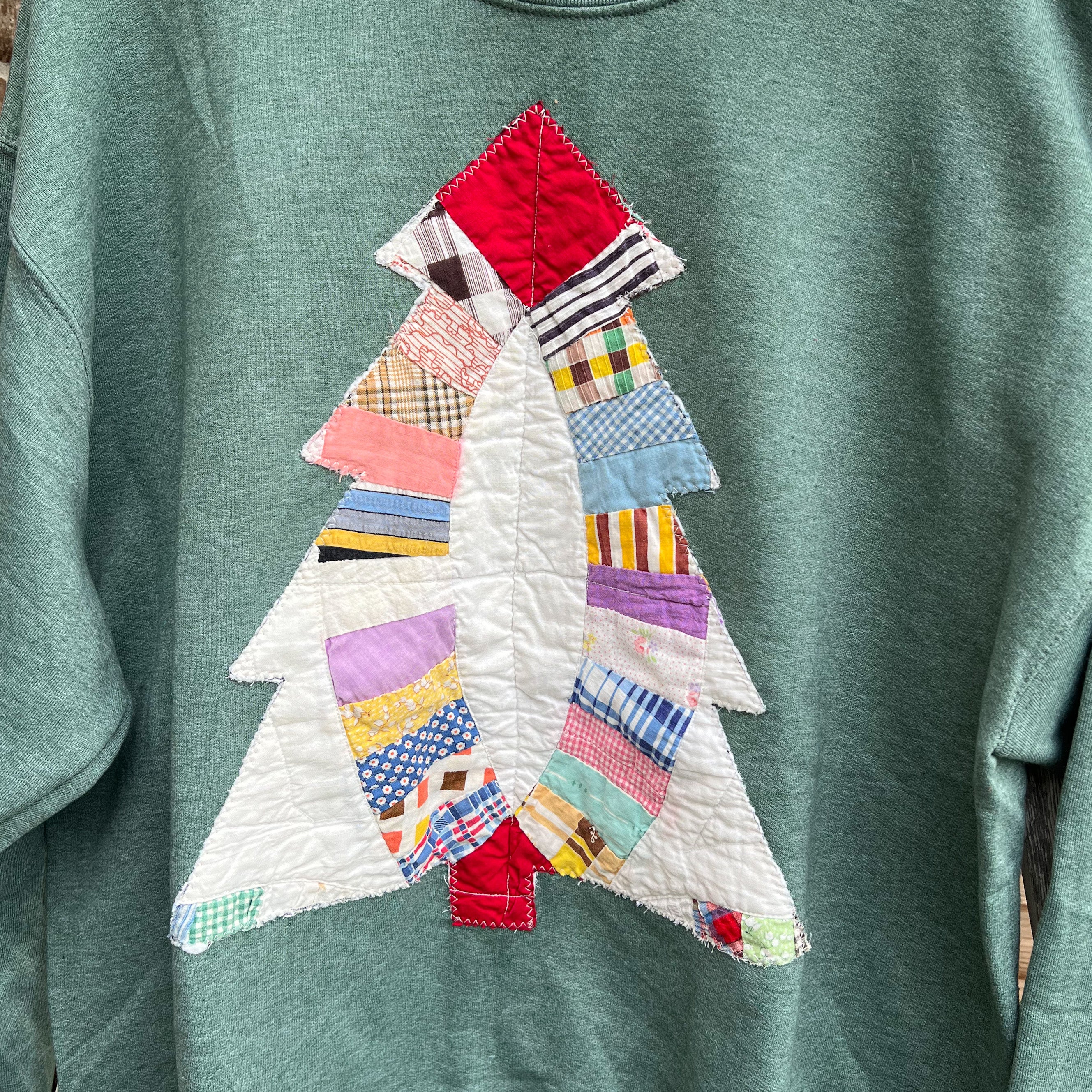 LE Vintage Quilt Christmas Tree Sweatshirts
