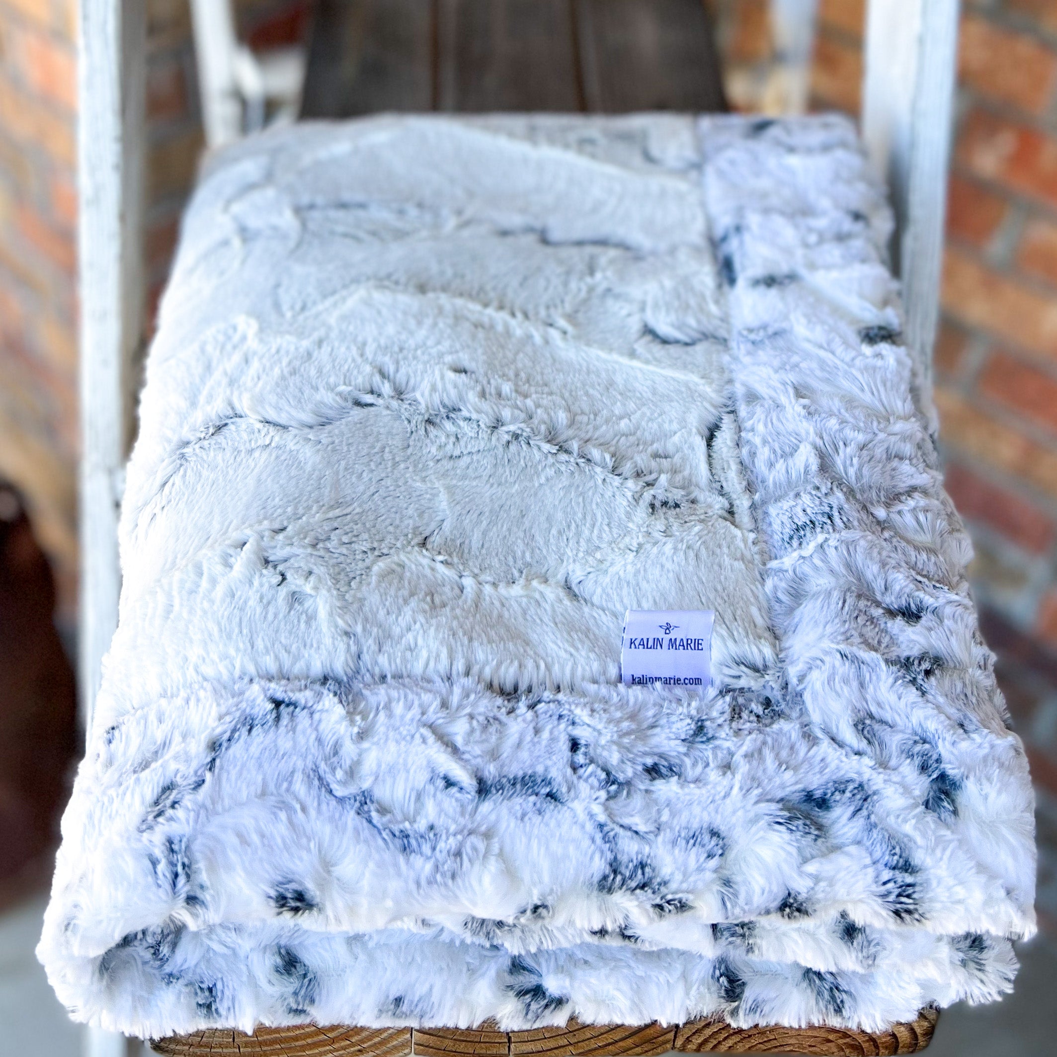 RTS Titan Frosted Hide & Snowy Owl Alloy Luxe Blanket