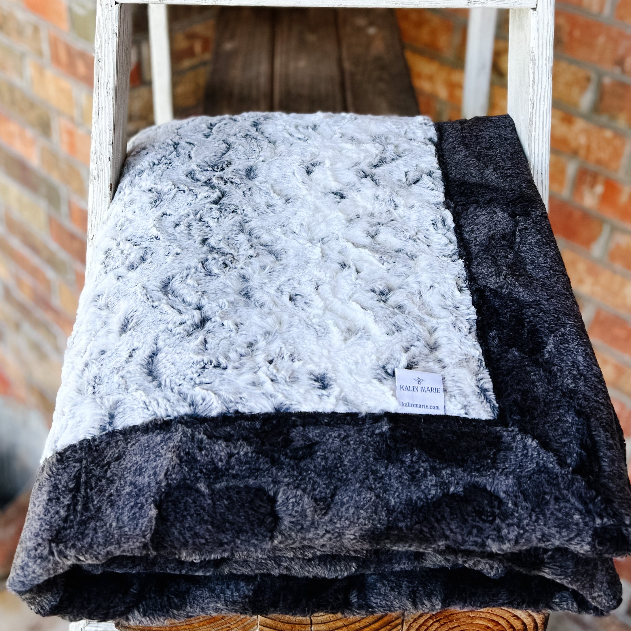 RTS Snowy Owl Black & Heathered Shadow Luxe Blanket